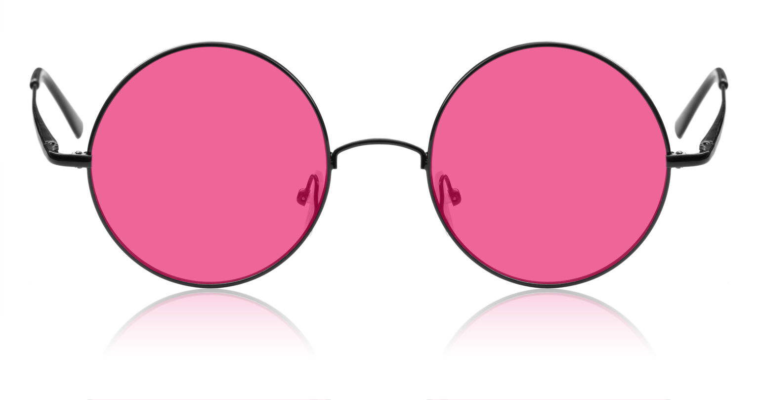 Розовые очки на белом фоне